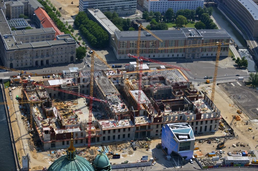 Berlin aus der Vogelperspektive: Umgestaltung des Schlossplatz durch die Baustelle zum Neubau des Humboldt - Forums in Berlin - Mitte