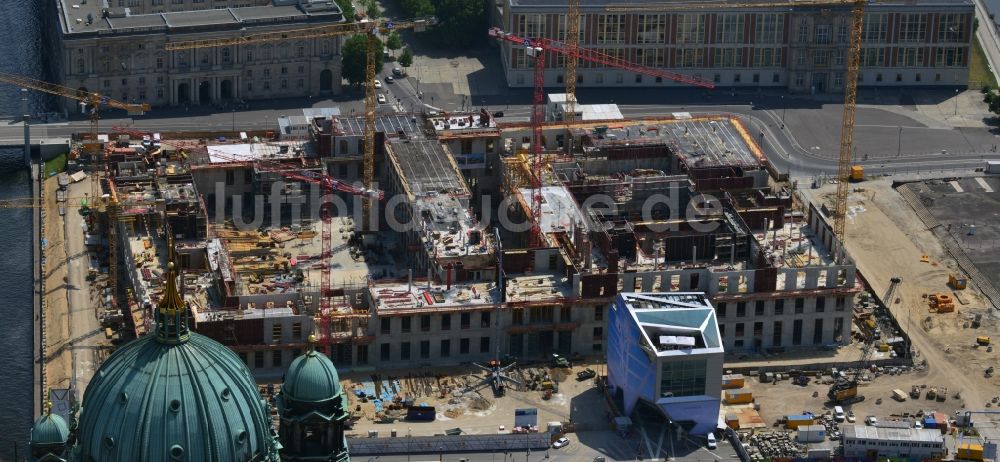 Luftaufnahme Berlin - Umgestaltung des Schlossplatz durch die Baustelle zum Neubau des Humboldt - Forums in Berlin - Mitte