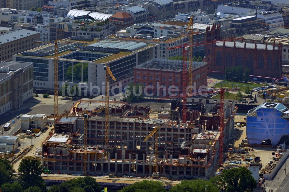 Luftaufnahme Berlin - Umgestaltung des Schlossplatz durch die Baustelle zum Neubau des Humboldt - Forums in Berlin - Mitte