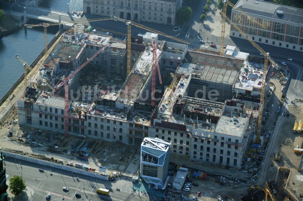 Luftbild Berlin - Umgestaltung des Schlossplatz durch die Baustelle zum Neubau des Humboldt - Forums in Berlin - Mitte