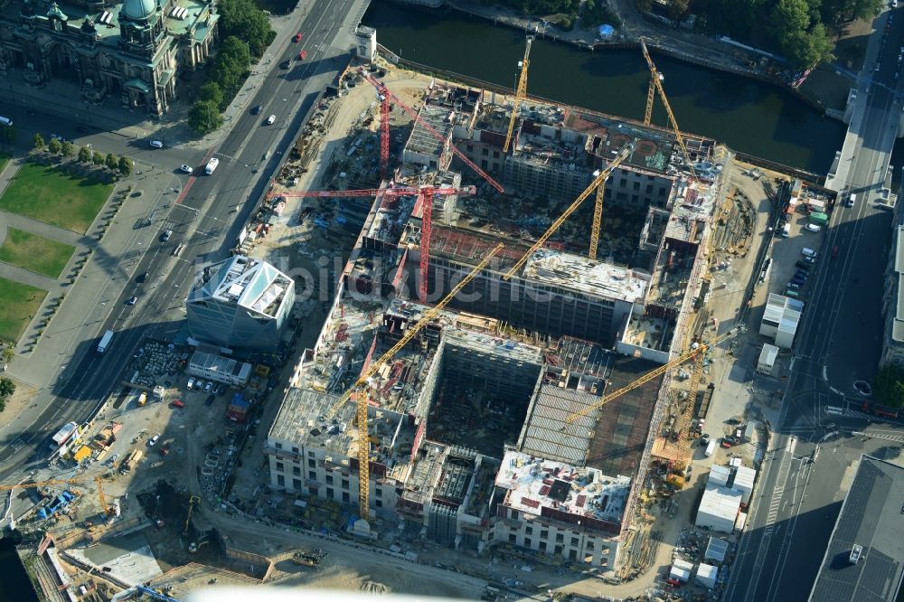 Luftaufnahme Berlin - Umgestaltung des Schlossplatz durch die Baustelle zum Neubau des Humboldt - Forums in Berlin - Mitte