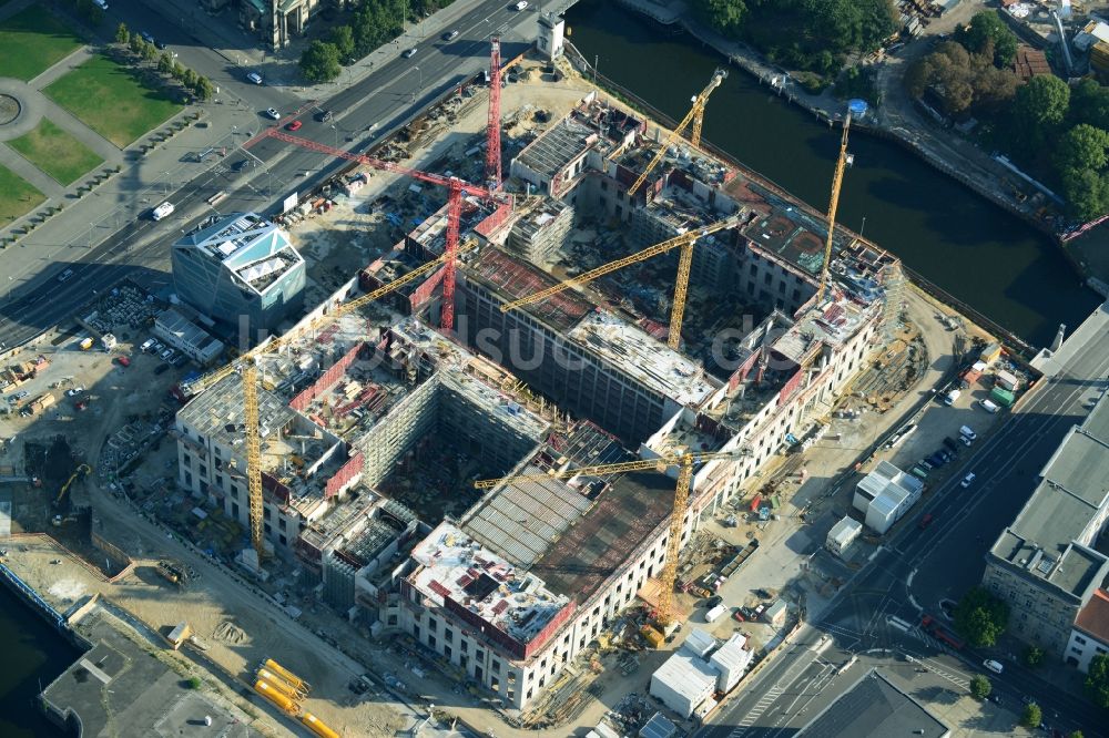 Berlin von oben - Umgestaltung des Schlossplatz durch die Baustelle zum Neubau des Humboldt - Forums in Berlin - Mitte