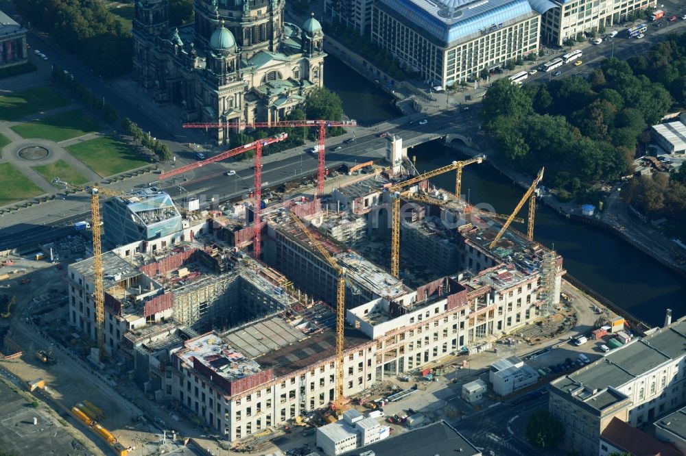 Berlin aus der Vogelperspektive: Umgestaltung des Schlossplatz durch die Baustelle zum Neubau des Humboldt - Forums in Berlin - Mitte