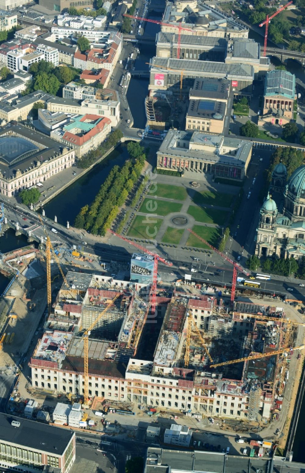 Luftbild Berlin - Umgestaltung des Schlossplatz durch die Baustelle zum Neubau des Humboldt - Forums in Berlin - Mitte