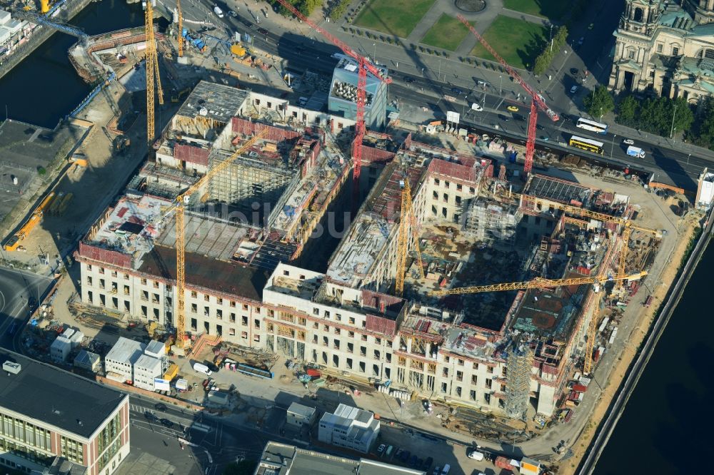 Luftaufnahme Berlin - Umgestaltung des Schlossplatz durch die Baustelle zum Neubau des Humboldt - Forums in Berlin - Mitte