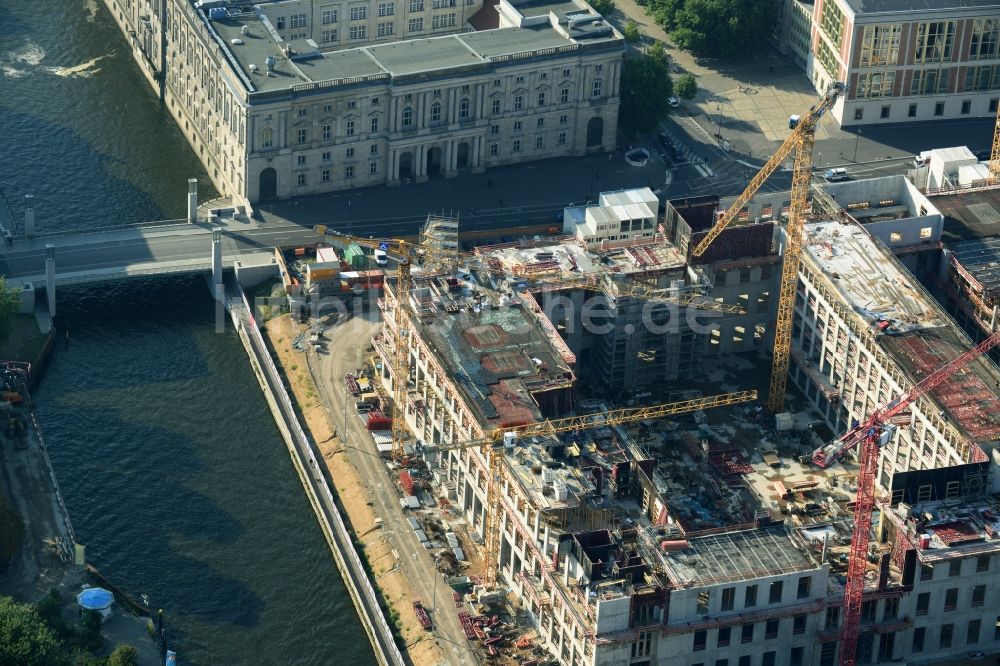 Berlin von oben - Umgestaltung des Schlossplatz durch die Baustelle zum Neubau des Humboldt - Forums in Berlin - Mitte