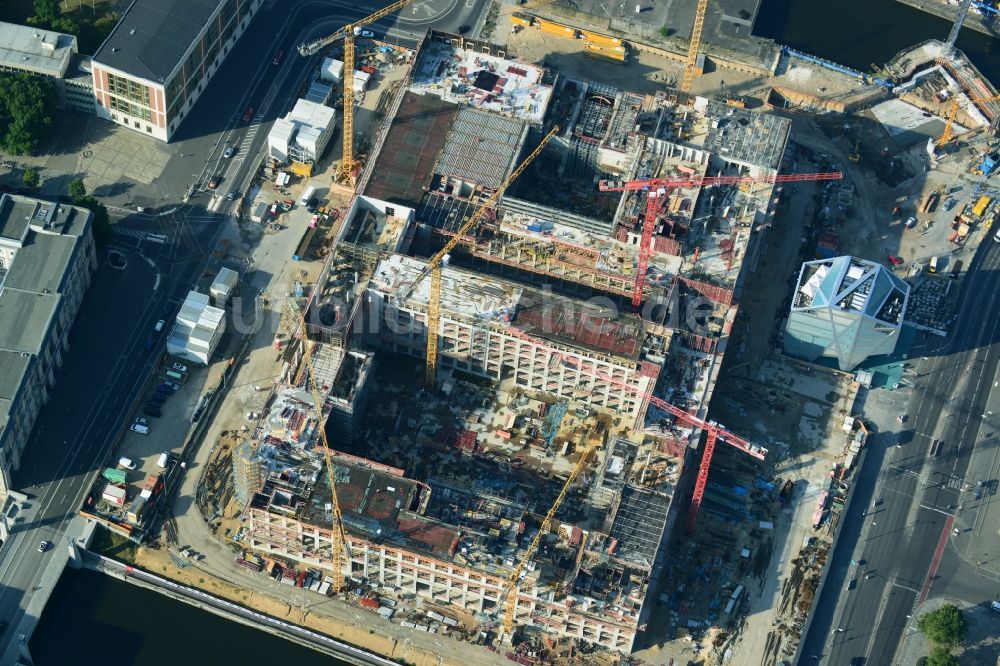 Luftaufnahme Berlin - Umgestaltung des Schlossplatz durch die Baustelle zum Neubau des Humboldt - Forums in Berlin - Mitte