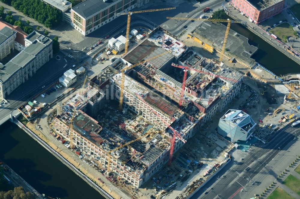 Berlin von oben - Umgestaltung des Schlossplatz durch die Baustelle zum Neubau des Humboldt - Forums in Berlin - Mitte