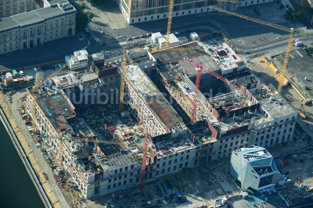 Berlin aus der Vogelperspektive: Umgestaltung des Schlossplatz durch die Baustelle zum Neubau des Humboldt - Forums in Berlin - Mitte