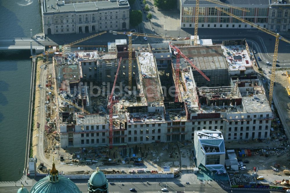 Luftbild Berlin - Umgestaltung des Schlossplatz durch die Baustelle zum Neubau des Humboldt - Forums in Berlin - Mitte