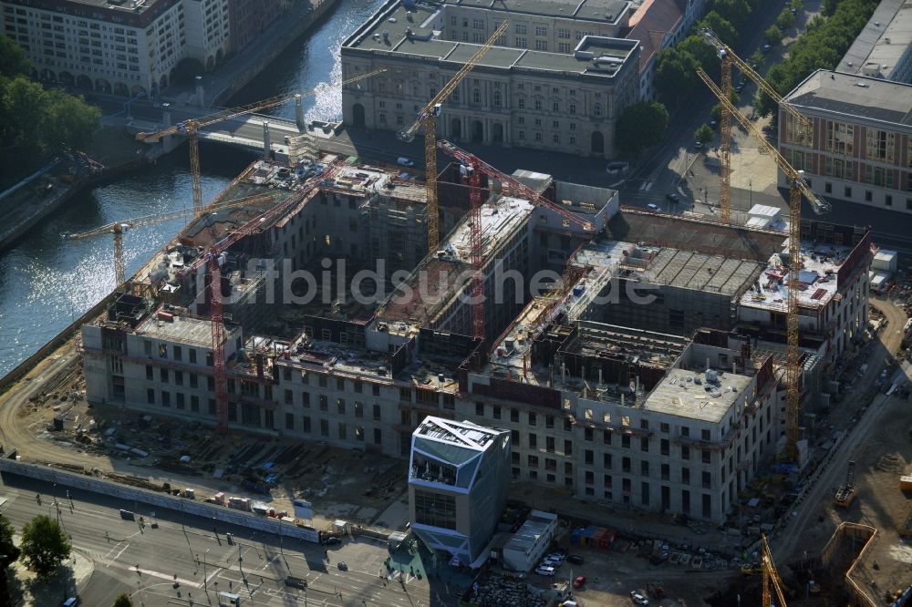 Luftaufnahme Berlin - Umgestaltung des Schlossplatz durch die Baustelle zum Neubau des Humboldt - Forums in Berlin - Mitte