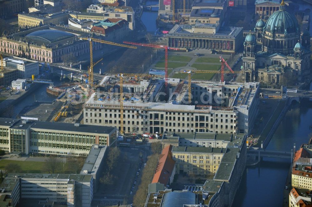 Luftbild Berlin - Umgestaltung des Schlossplatz durch die Baustelle zum Neubau des Humboldt - Forums in Berlin - Mitte