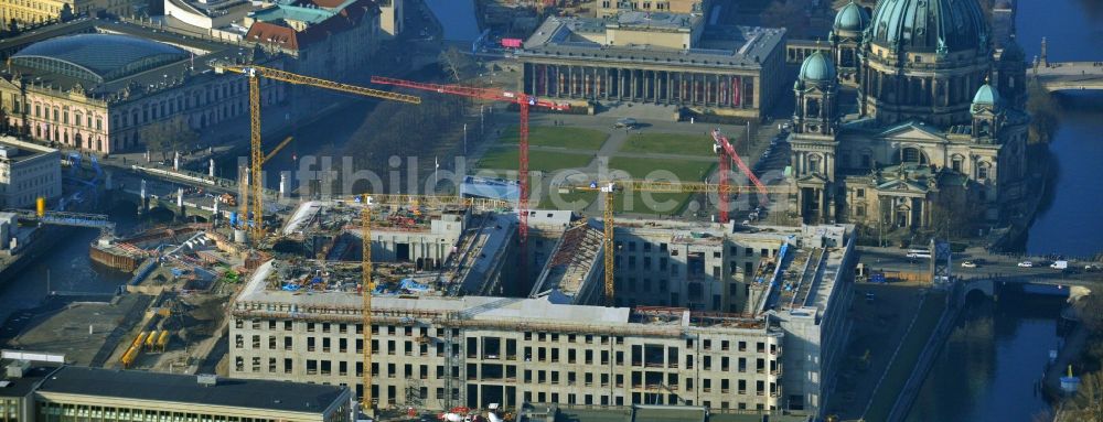 Luftaufnahme Berlin - Umgestaltung des Schlossplatz durch die Baustelle zum Neubau des Humboldt - Forums in Berlin - Mitte