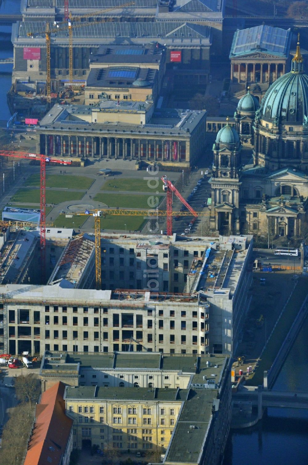 Berlin von oben - Umgestaltung des Schlossplatz durch die Baustelle zum Neubau des Humboldt - Forums in Berlin - Mitte