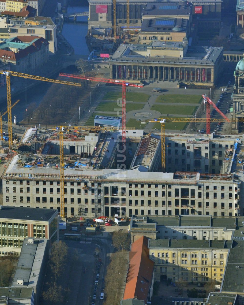 Berlin aus der Vogelperspektive: Umgestaltung des Schlossplatz durch die Baustelle zum Neubau des Humboldt - Forums in Berlin - Mitte