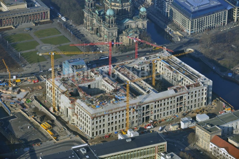 Luftbild Berlin - Umgestaltung des Schlossplatz durch die Baustelle zum Neubau des Humboldt - Forums in Berlin - Mitte