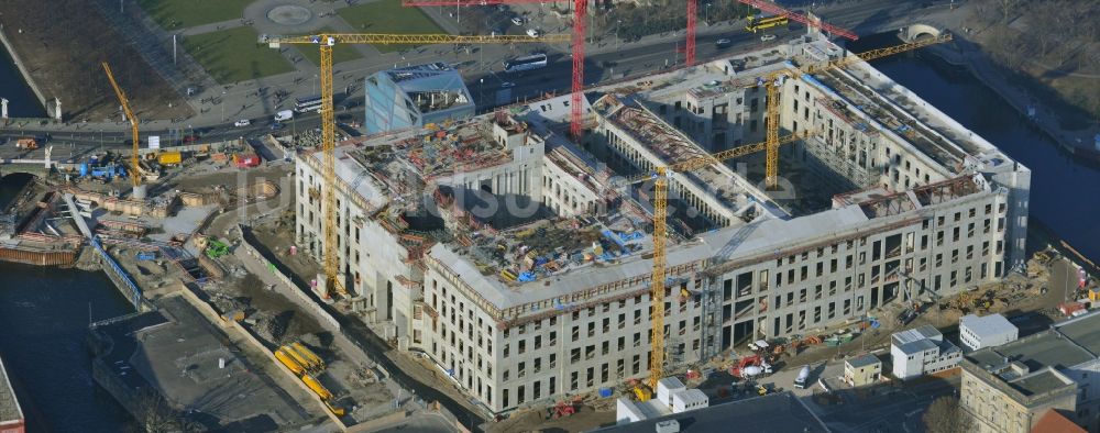 Luftaufnahme Berlin - Umgestaltung des Schlossplatz durch die Baustelle zum Neubau des Humboldt - Forums in Berlin - Mitte