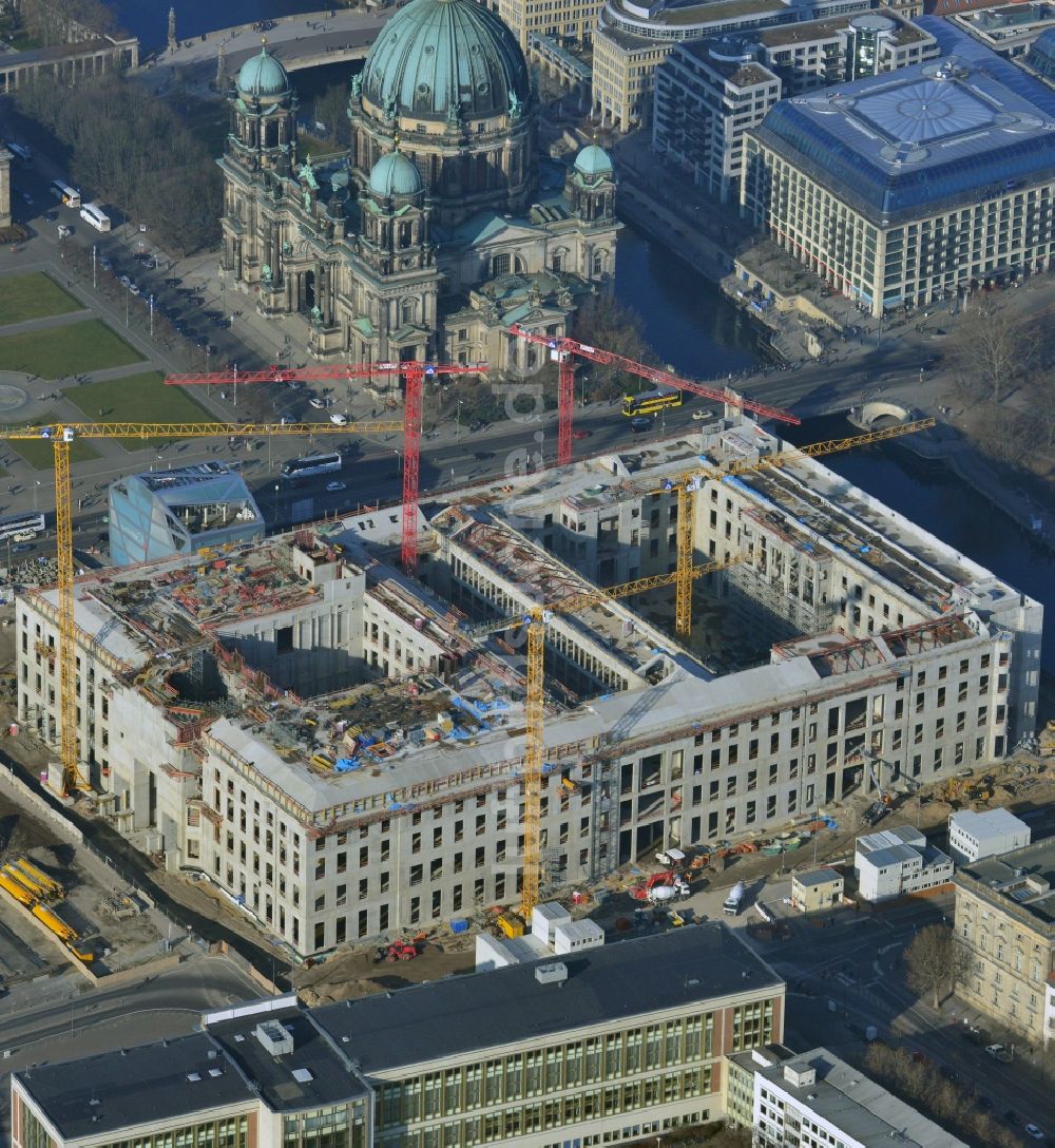 Berlin von oben - Umgestaltung des Schlossplatz durch die Baustelle zum Neubau des Humboldt - Forums in Berlin - Mitte