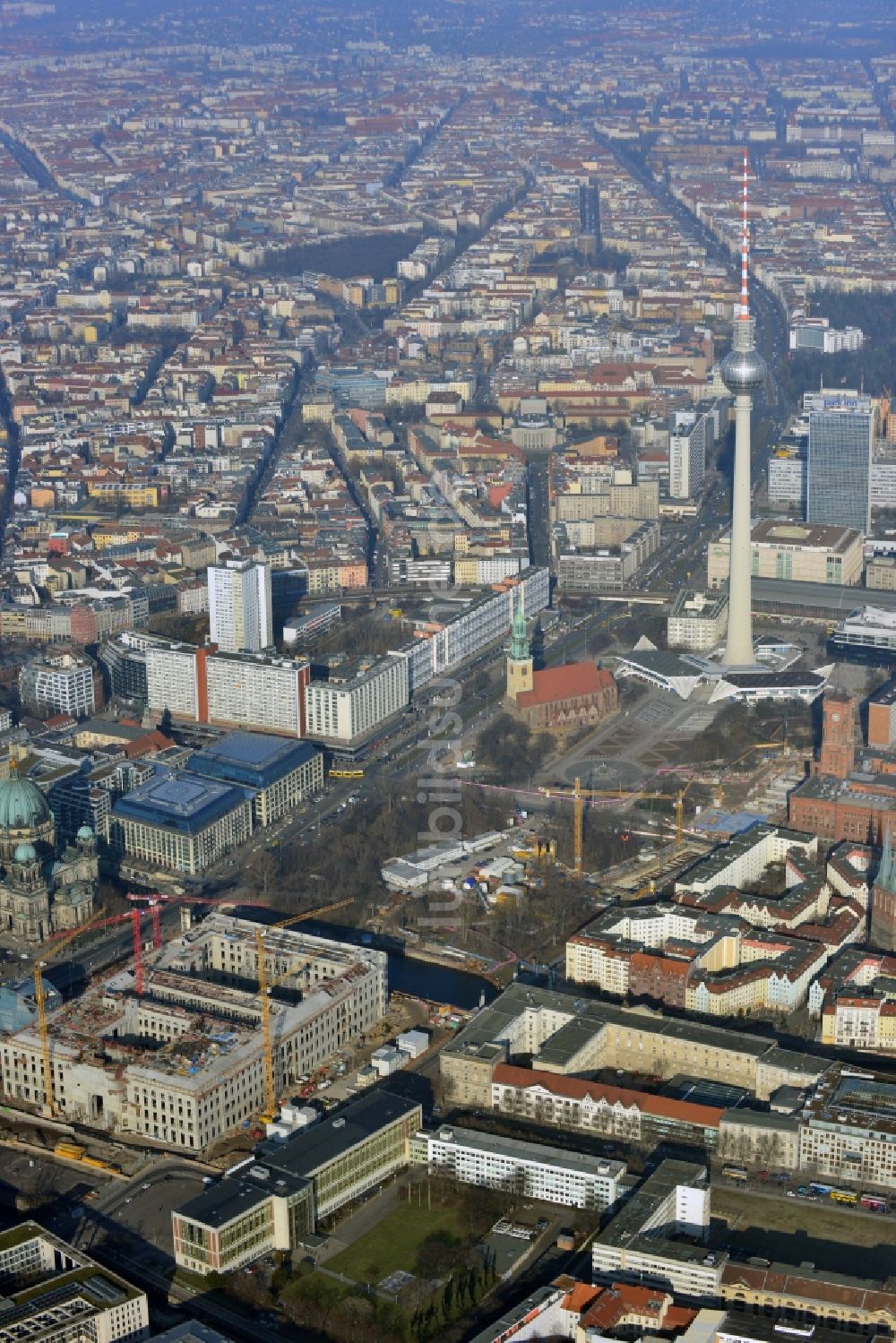 Berlin von oben - Umgestaltung des Schlossplatz durch die Baustelle zum Neubau des Humboldt - Forums in Berlin - Mitte