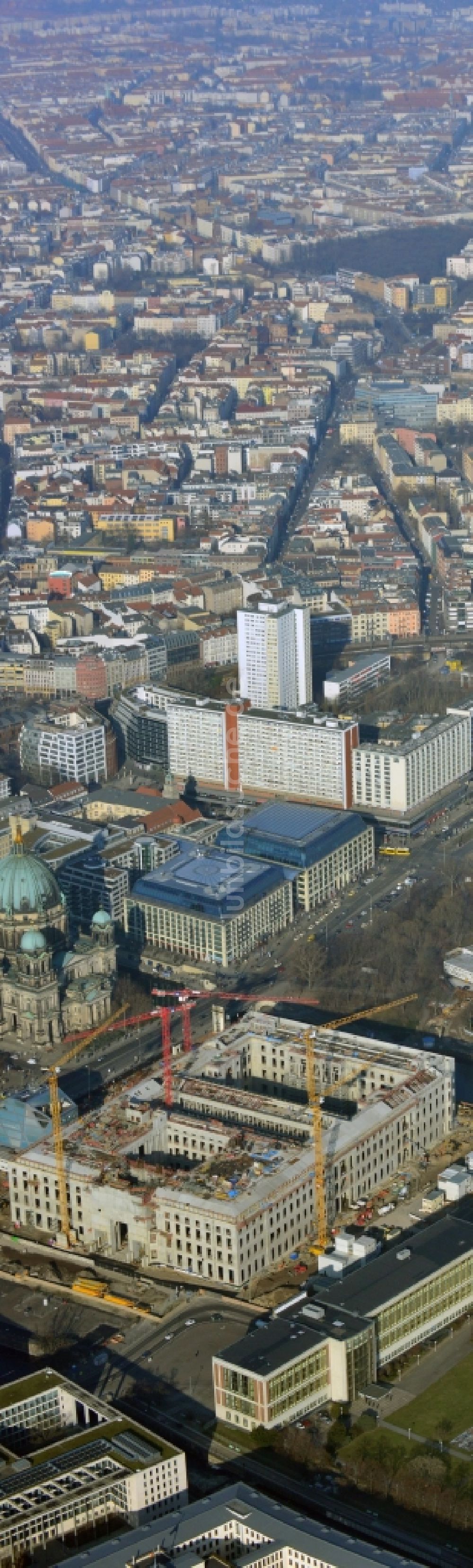 Berlin aus der Vogelperspektive: Umgestaltung des Schlossplatz durch die Baustelle zum Neubau des Humboldt - Forums in Berlin - Mitte