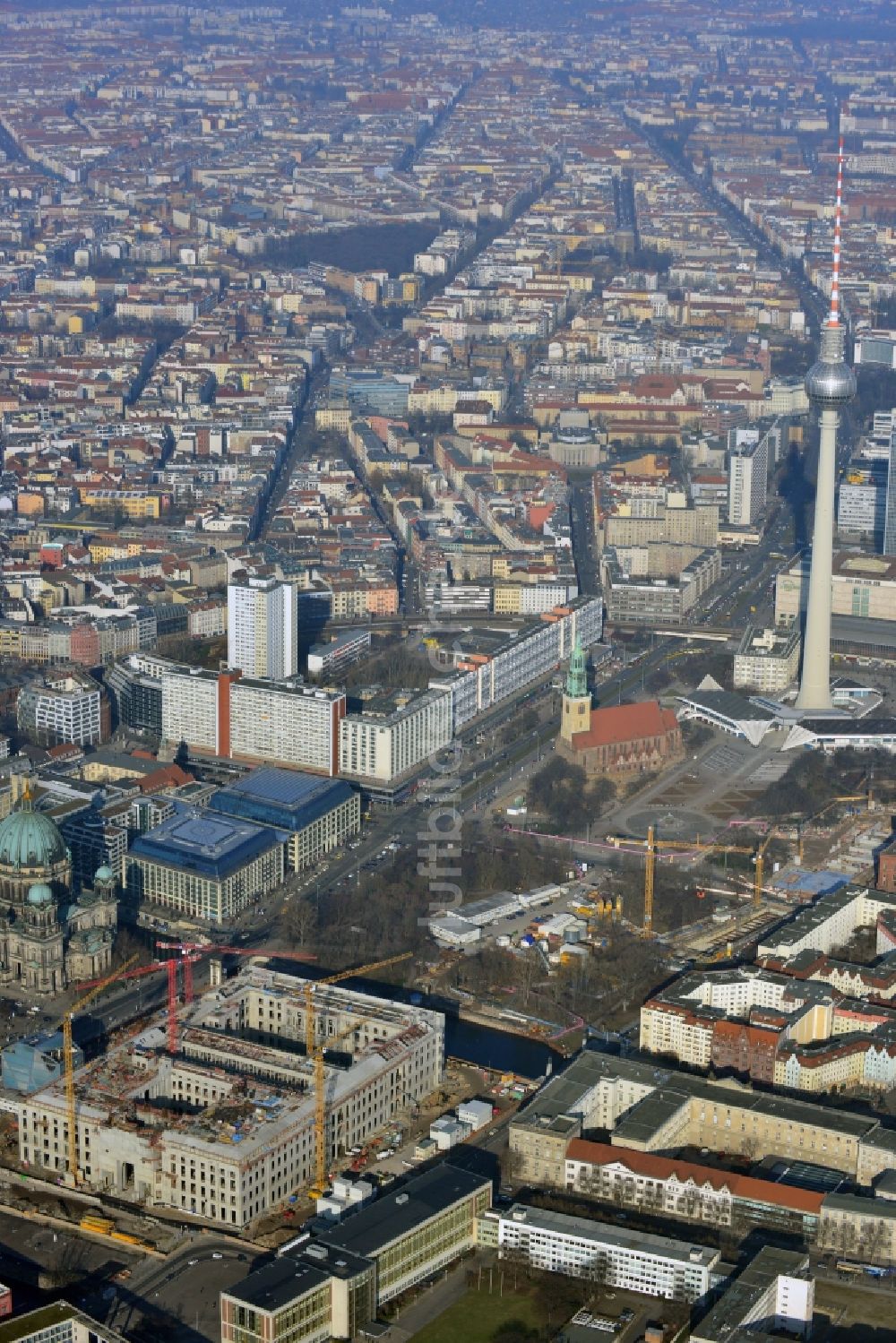 Luftbild Berlin - Umgestaltung des Schlossplatz durch die Baustelle zum Neubau des Humboldt - Forums in Berlin - Mitte