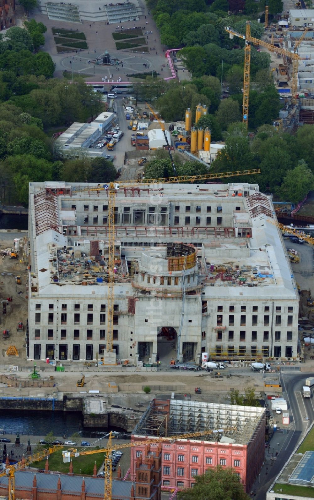 Berlin aus der Vogelperspektive: Umgestaltung des Schlossplatz durch die Baustelle zum Neubau des Humboldt - Forums in Berlin - Mitte