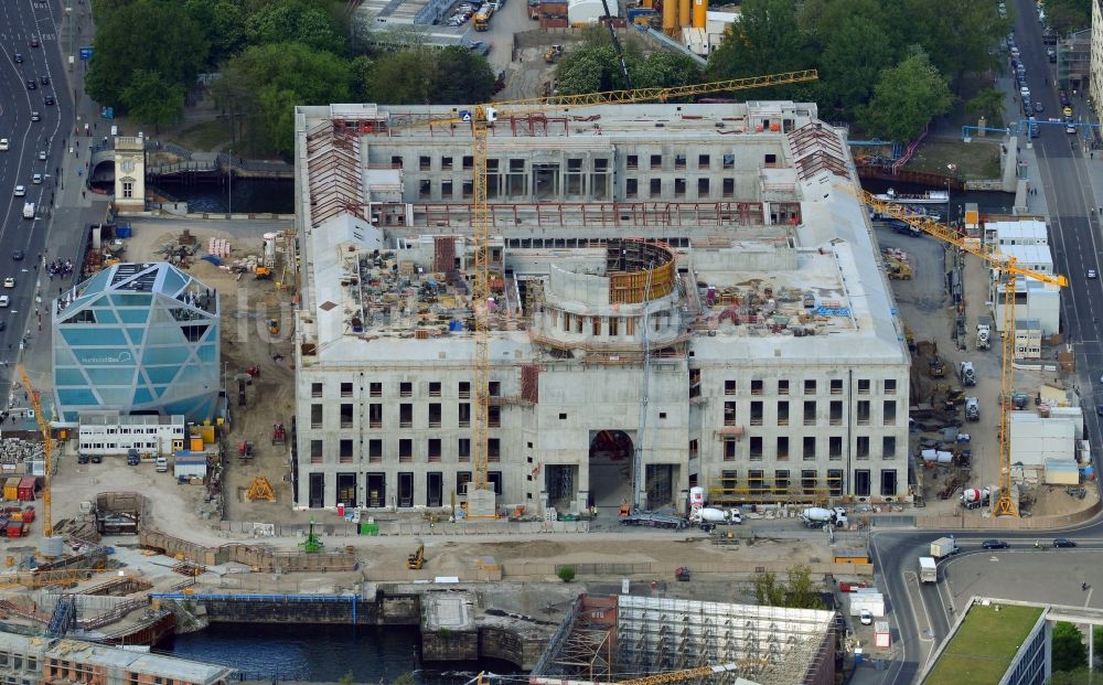 Luftbild Berlin - Umgestaltung des Schlossplatz durch die Baustelle zum Neubau des Humboldt - Forums in Berlin - Mitte