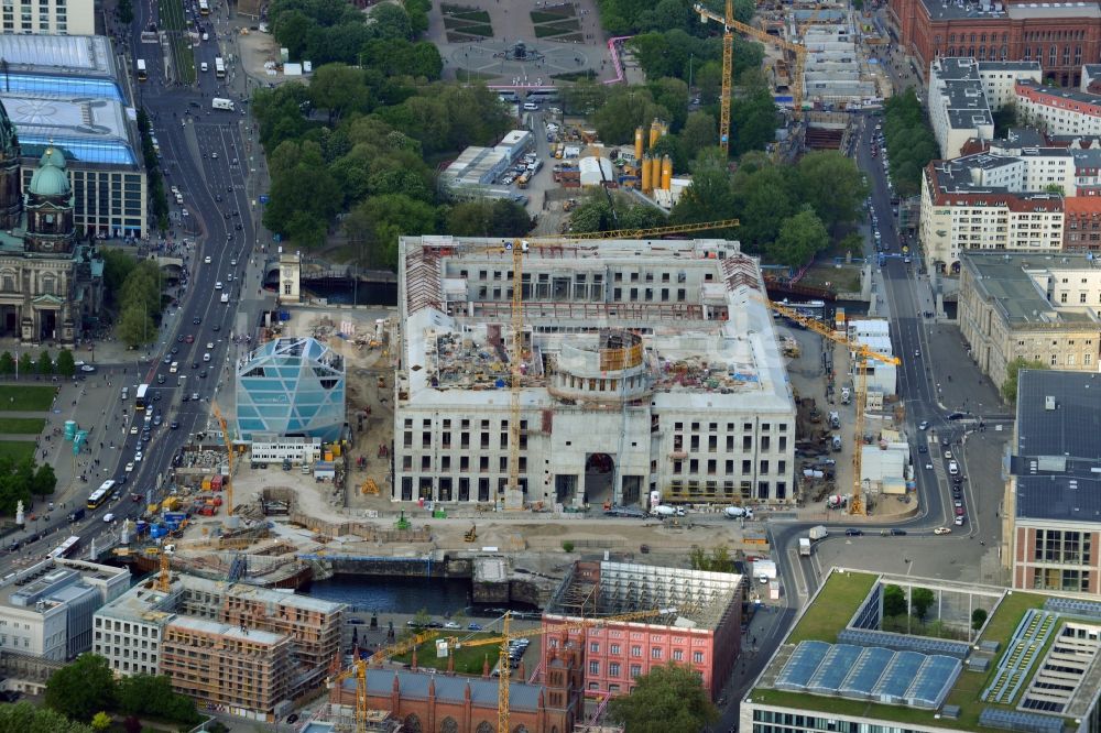 Luftaufnahme Berlin - Umgestaltung des Schlossplatz durch die Baustelle zum Neubau des Humboldt - Forums in Berlin - Mitte