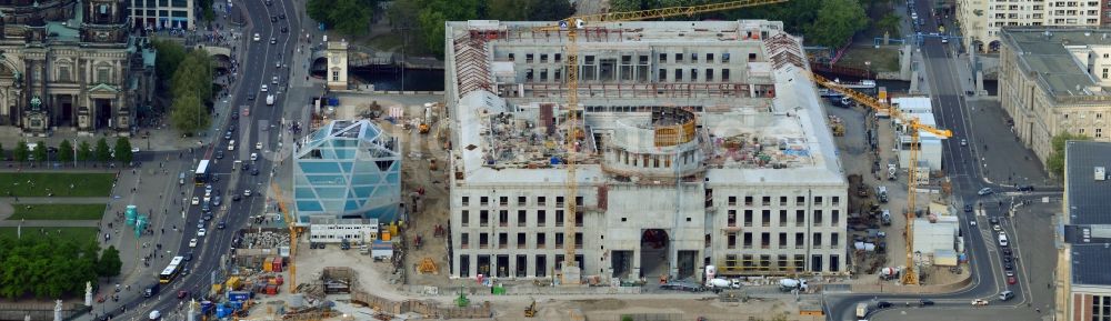 Berlin von oben - Umgestaltung des Schlossplatz durch die Baustelle zum Neubau des Humboldt - Forums in Berlin - Mitte