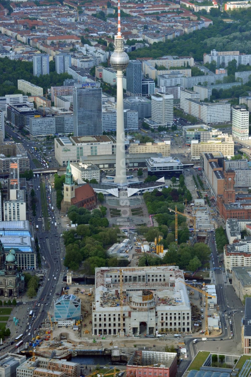 Berlin aus der Vogelperspektive: Umgestaltung des Schlossplatz durch die Baustelle zum Neubau des Humboldt - Forums in Berlin - Mitte