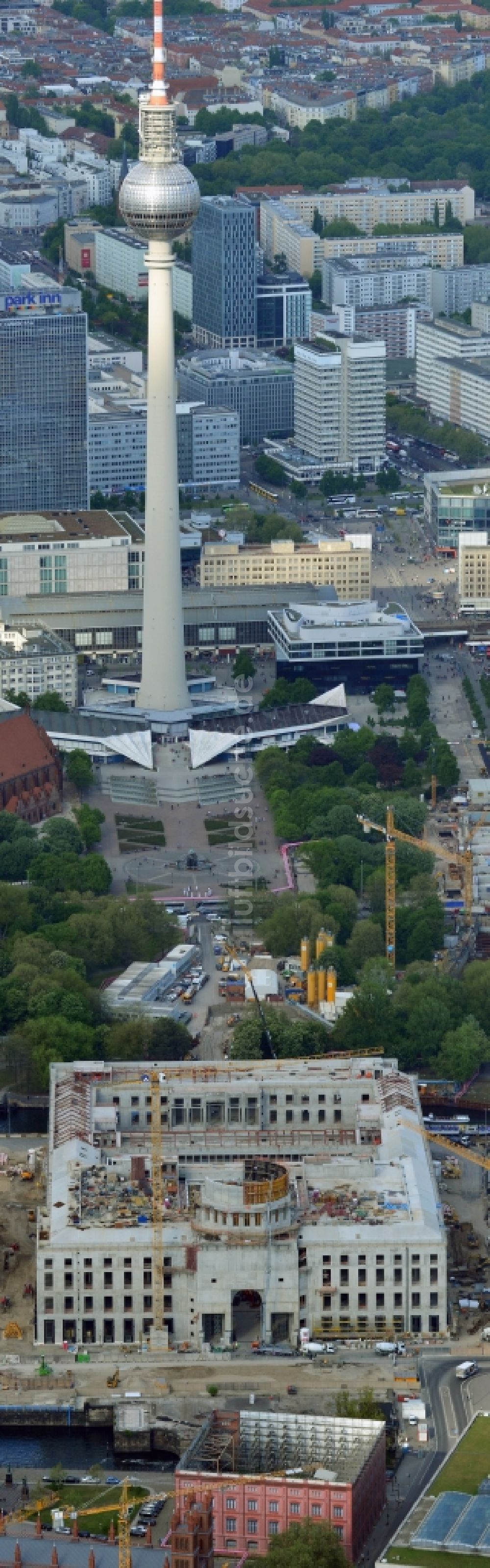 Luftbild Berlin - Umgestaltung des Schlossplatz durch die Baustelle zum Neubau des Humboldt - Forums in Berlin - Mitte