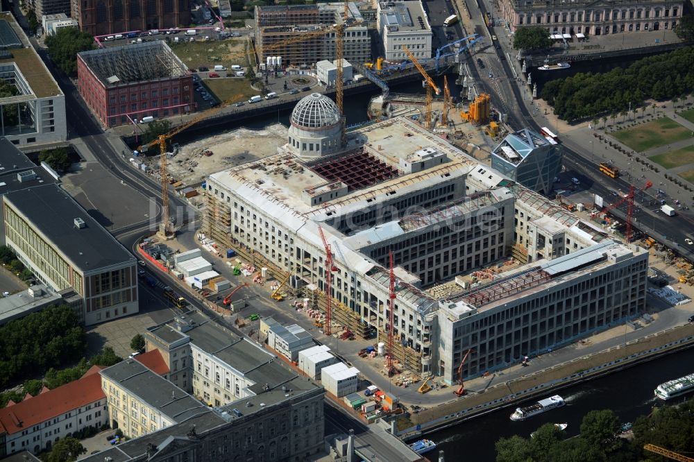 Berlin aus der Vogelperspektive: Umgestaltung des Schlossplatz durch die Baustelle zum Neubau des Humboldt - Forums in Berlin - Mitte