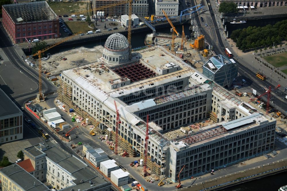 Luftbild Berlin - Umgestaltung des Schlossplatz durch die Baustelle zum Neubau des Humboldt - Forums in Berlin - Mitte