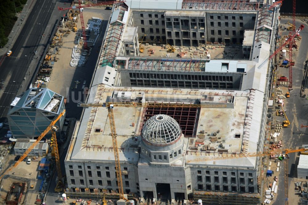 Luftaufnahme Berlin - Umgestaltung des Schlossplatz durch die Baustelle zum Neubau des Humboldt - Forums in Berlin - Mitte