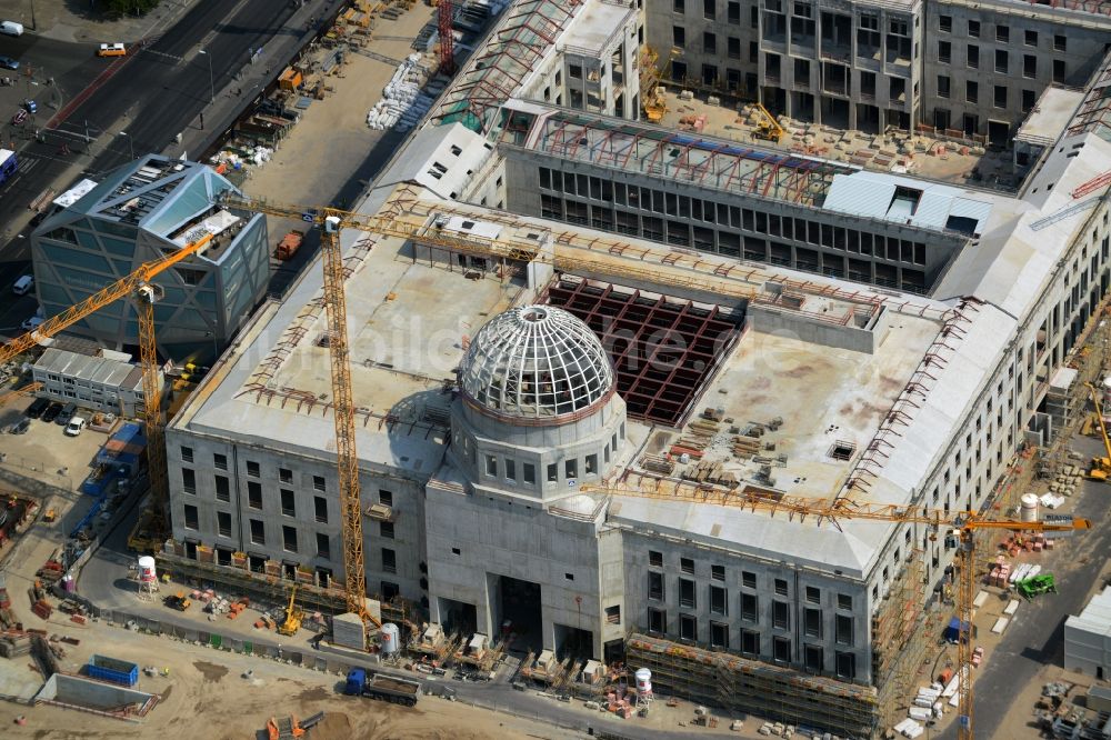 Berlin von oben - Umgestaltung des Schlossplatz durch die Baustelle zum Neubau des Humboldt - Forums in Berlin - Mitte