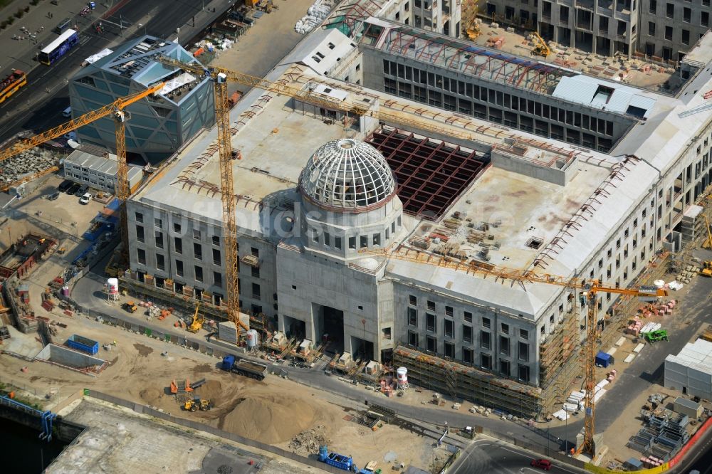 Berlin aus der Vogelperspektive: Umgestaltung des Schlossplatz durch die Baustelle zum Neubau des Humboldt - Forums in Berlin - Mitte