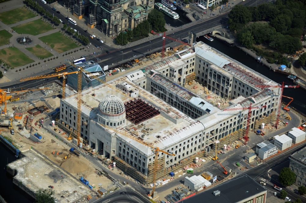 Luftbild Berlin - Umgestaltung des Schlossplatz durch die Baustelle zum Neubau des Humboldt - Forums in Berlin - Mitte