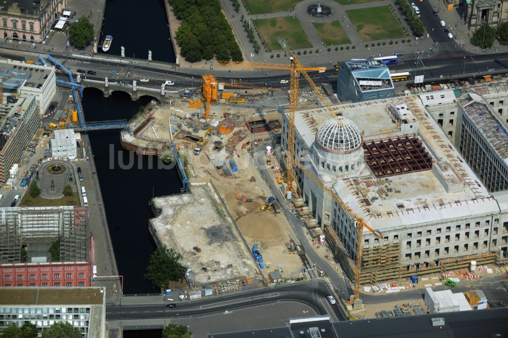 Luftaufnahme Berlin - Umgestaltung des Schlossplatz durch die Baustelle zum Neubau des Humboldt - Forums in Berlin - Mitte