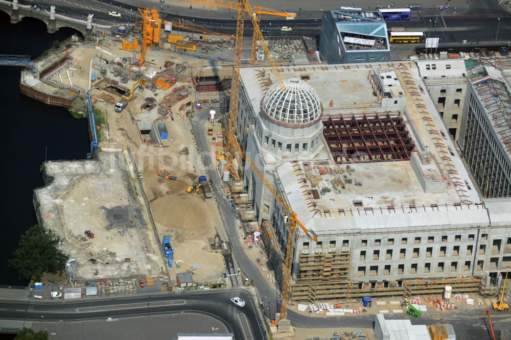 Berlin von oben - Umgestaltung des Schlossplatz durch die Baustelle zum Neubau des Humboldt - Forums in Berlin - Mitte