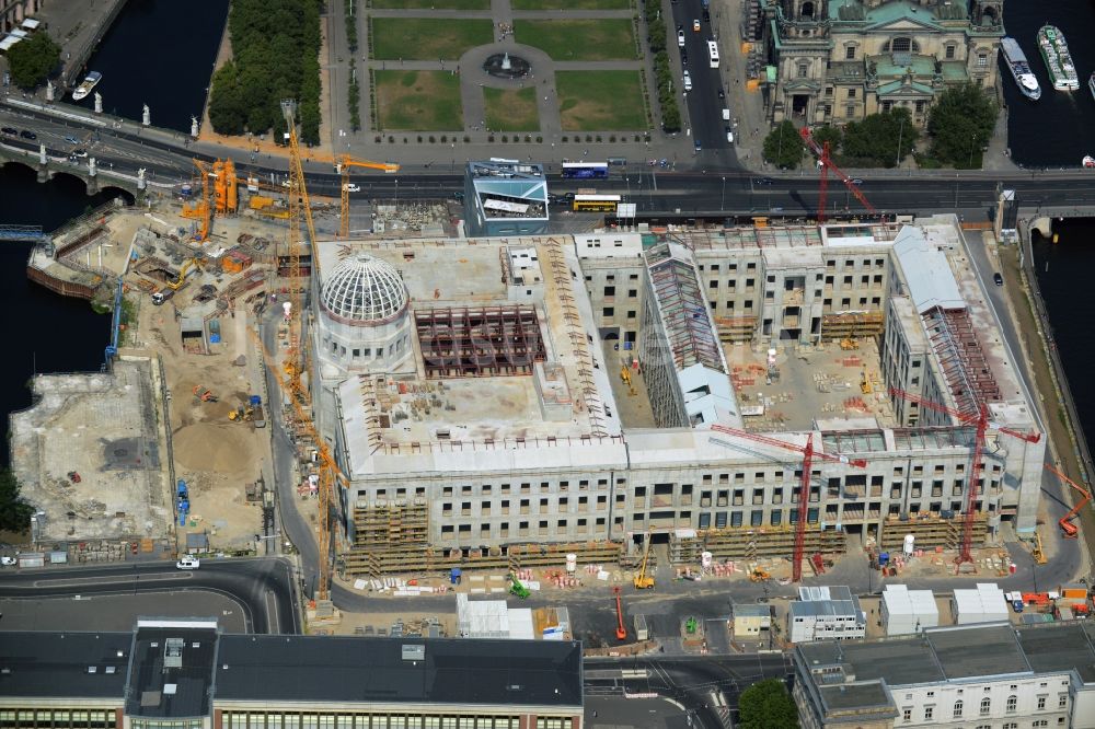 Berlin aus der Vogelperspektive: Umgestaltung des Schlossplatz durch die Baustelle zum Neubau des Humboldt - Forums in Berlin - Mitte