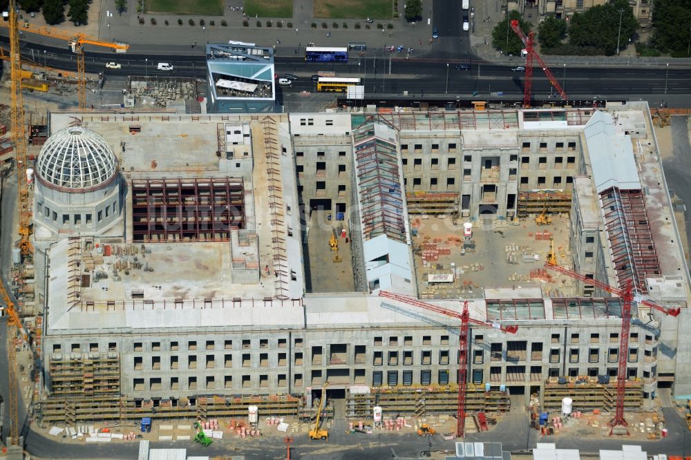 Luftbild Berlin - Umgestaltung des Schlossplatz durch die Baustelle zum Neubau des Humboldt - Forums in Berlin - Mitte