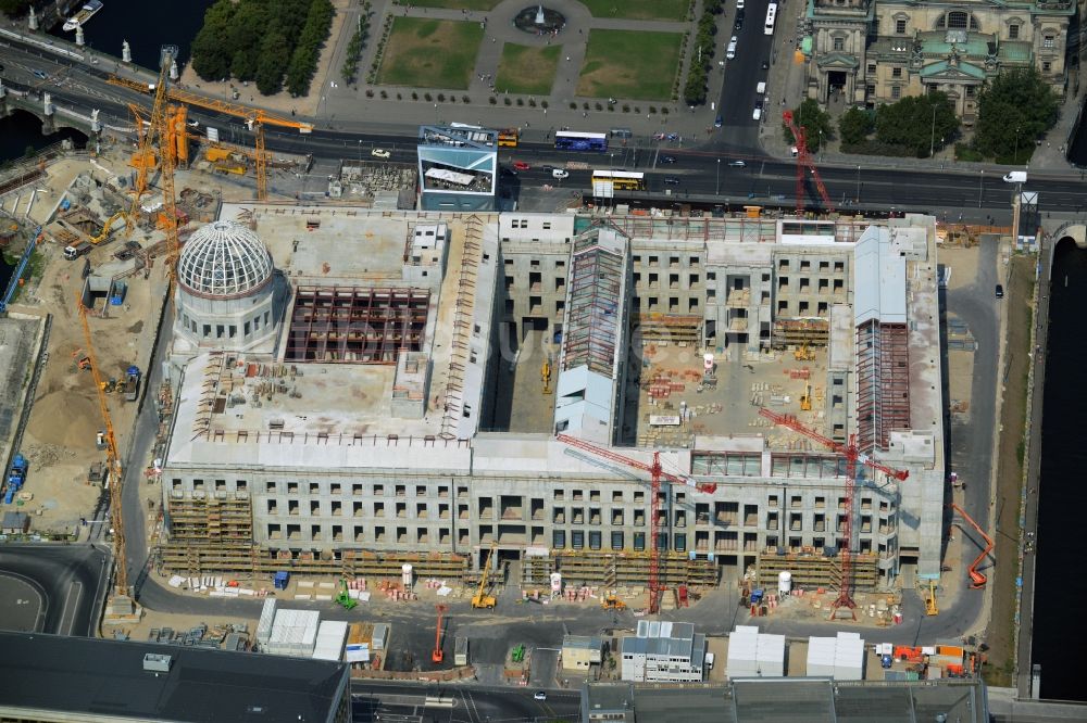 Luftaufnahme Berlin - Umgestaltung des Schlossplatz durch die Baustelle zum Neubau des Humboldt - Forums in Berlin - Mitte