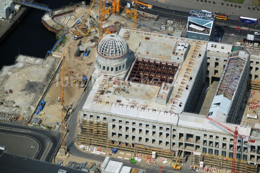 Berlin von oben - Umgestaltung des Schlossplatz durch die Baustelle zum Neubau des Humboldt - Forums in Berlin - Mitte