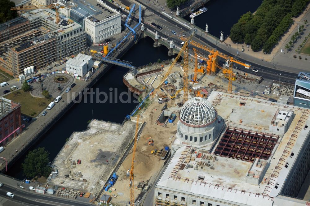 Berlin aus der Vogelperspektive: Umgestaltung des Schlossplatz durch die Baustelle zum Neubau des Humboldt - Forums in Berlin - Mitte