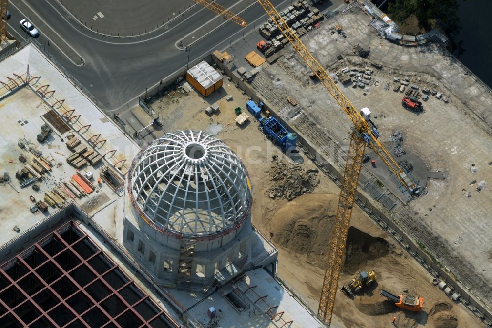 Luftbild Berlin - Umgestaltung des Schlossplatz durch die Baustelle zum Neubau des Humboldt - Forums in Berlin - Mitte