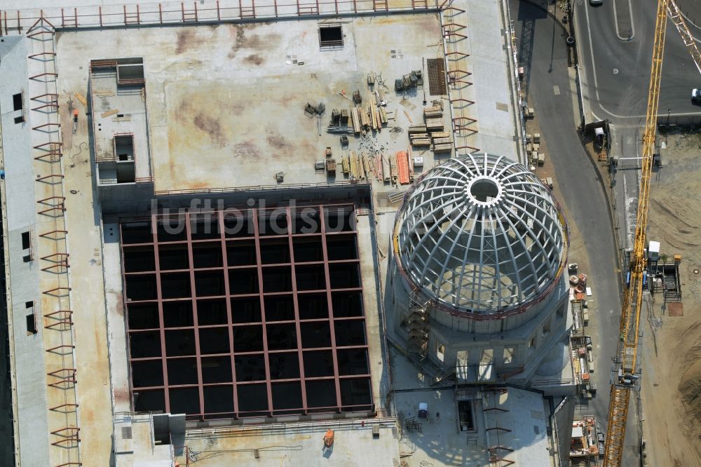 Luftaufnahme Berlin - Umgestaltung des Schlossplatz durch die Baustelle zum Neubau des Humboldt - Forums in Berlin - Mitte