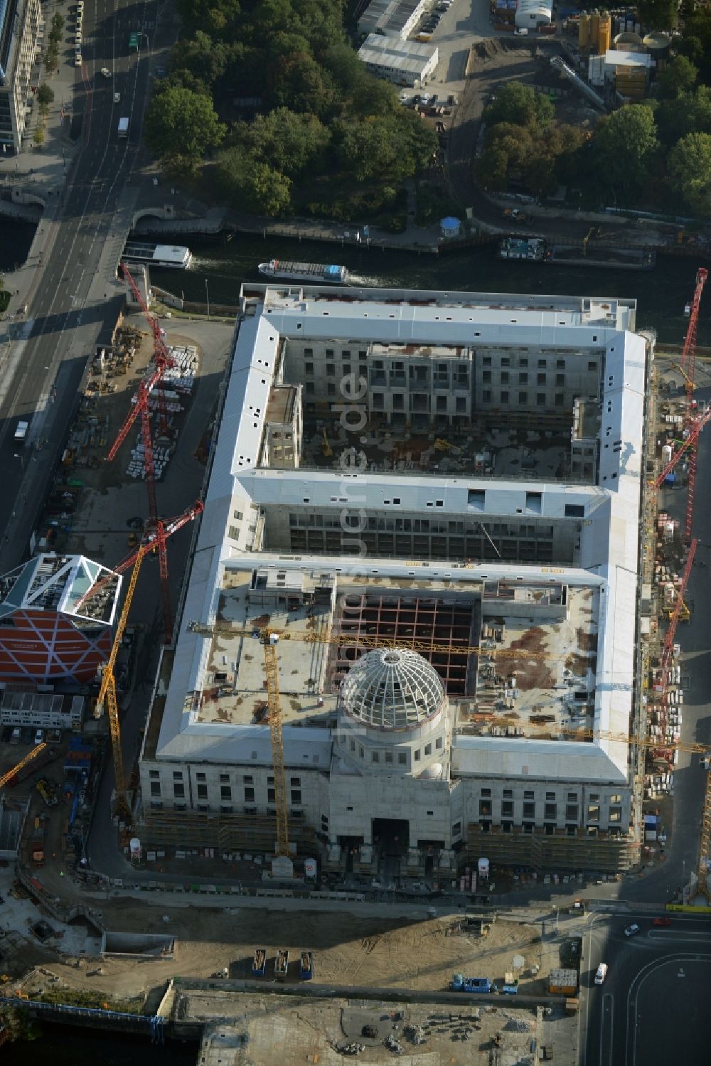 Berlin aus der Vogelperspektive: Umgestaltung des Schlossplatz durch die Baustelle zum Neubau des Humboldt - Forums in Berlin - Mitte