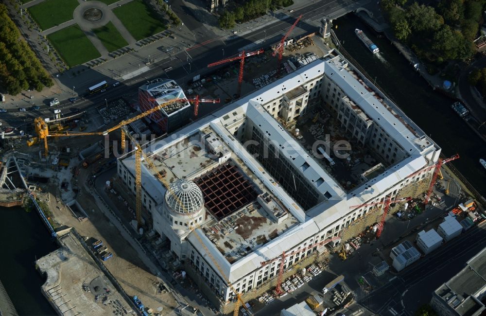 Luftbild Berlin - Umgestaltung des Schlossplatz durch die Baustelle zum Neubau des Humboldt - Forums in Berlin - Mitte