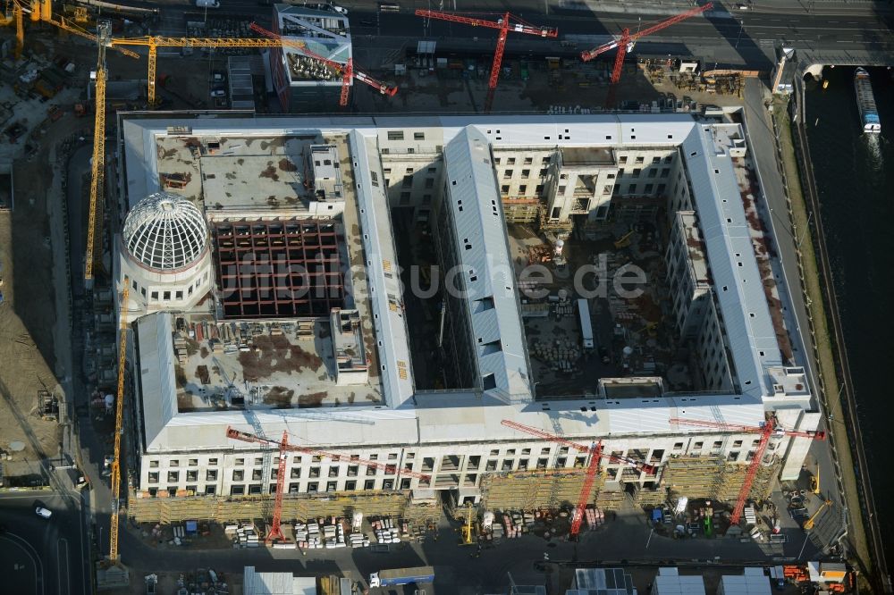 Luftaufnahme Berlin - Umgestaltung des Schlossplatz durch die Baustelle zum Neubau des Humboldt - Forums in Berlin - Mitte