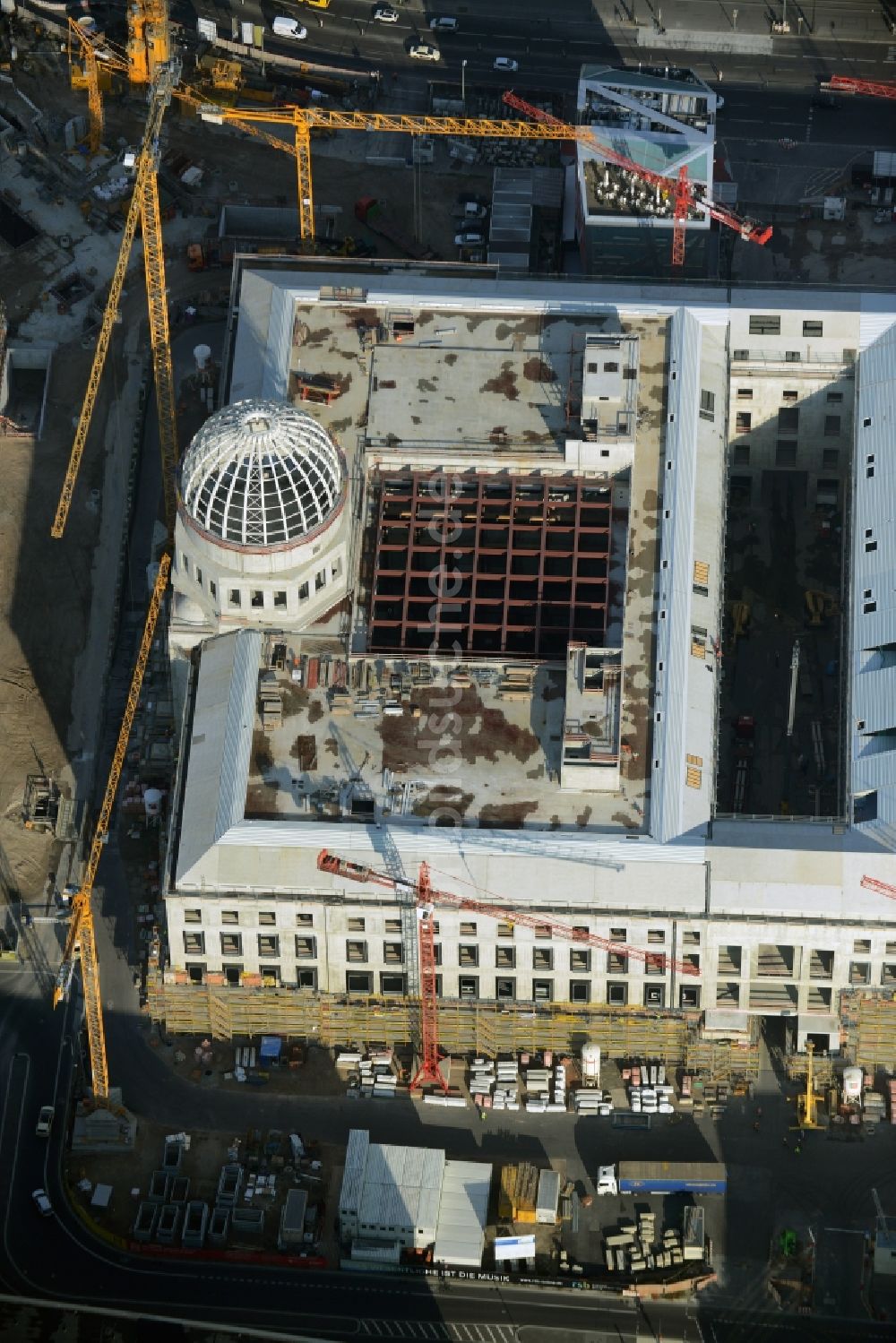 Berlin von oben - Umgestaltung des Schlossplatz durch die Baustelle zum Neubau des Humboldt - Forums in Berlin - Mitte